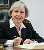 Leonora Holling am Schreibtisch